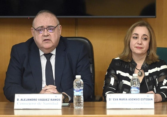 El consejero de Sanidad, Alejandro Vázquez, junto a la nueva gerente de Atención Primaria de Burgos, Eva María Asensio.