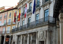 Fachada principal del Ayuntamiento de Burgos.