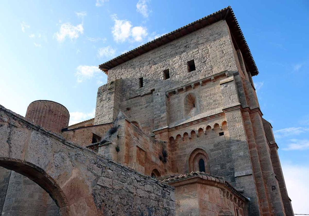 Exterior de la iglesia de Villamorón.