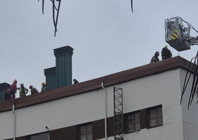 Los Bomberos de Burgos trabajan en el tejado del edificio afectado.