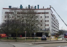 Los Bomberos de Burgos trabajan en la cubierta de un edificio el que salía una intensa humareda.