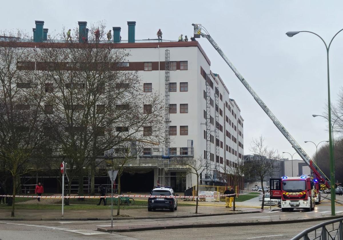 Los Bomberos de Burgos trabajan en la cubierta de un edificio el que salía una intensa humareda.