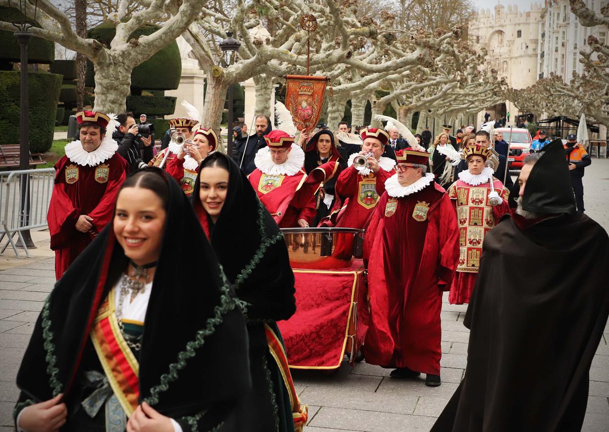 Imagen secundaria 1 - Imágenes de la comitiva de San Lesmes. 