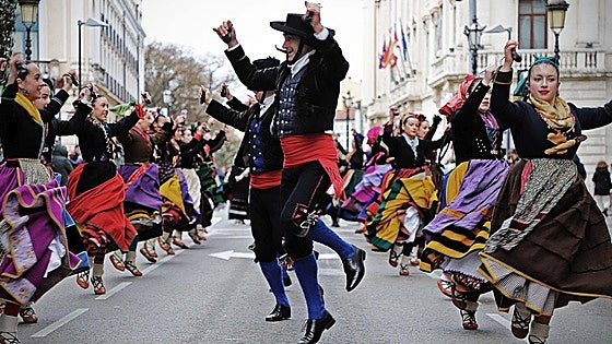 San Lesmes vence al frío de Burgos con sabores tradicionales y folclore