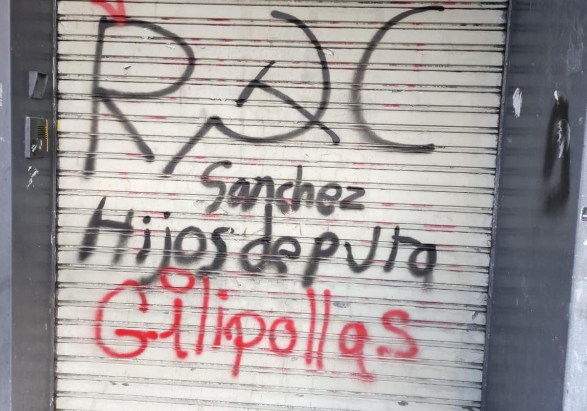 La sede del PSOE en Burgos aparece vandalizada.