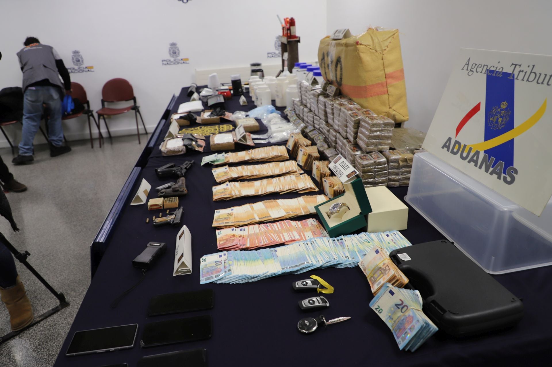 Kilos de droga, armas, coches y dinero en metálico, el alijo incautado en Burgos