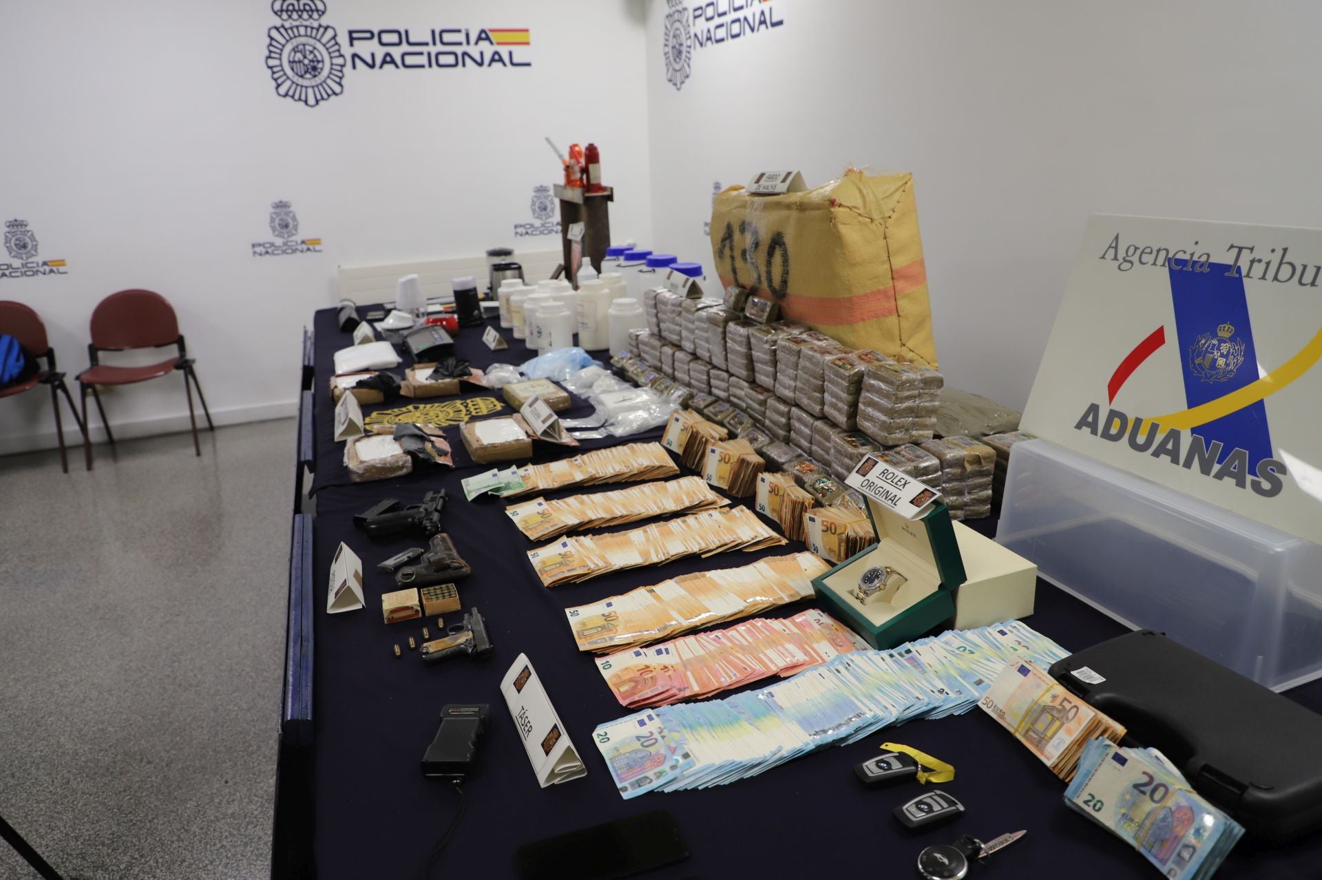 Kilos de droga, armas, coches y dinero en metálico, el alijo incautado en Burgos