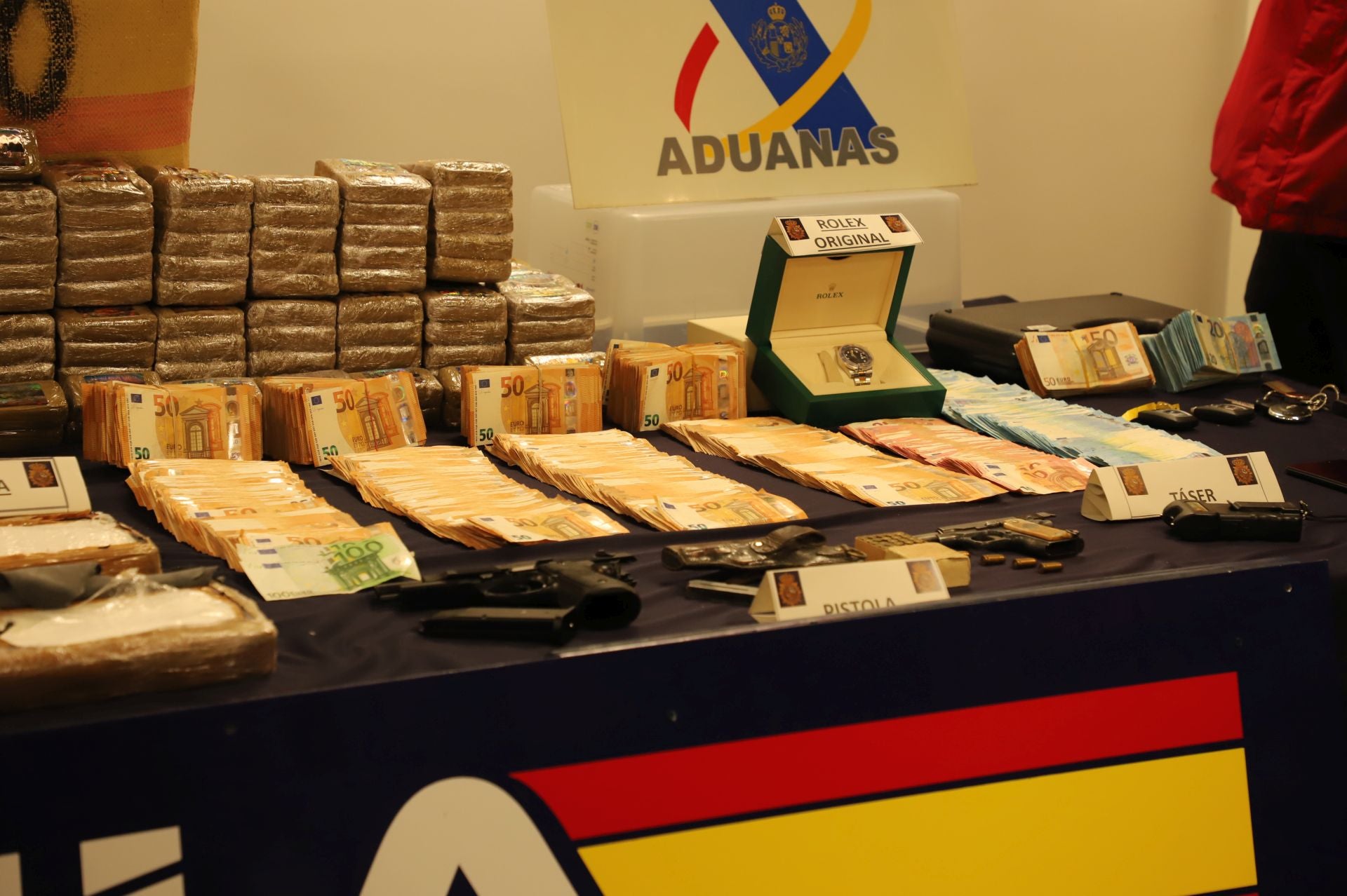 Kilos de droga, armas, coches y dinero en metálico, el alijo incautado en Burgos