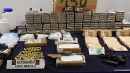 Droga, dinero y pistolas incautadas a los detenidos de esta operación antidroga.