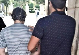 Imagen de la detención del presunto autor del apuñalamiento a un joven en el parque Doctor Vara.