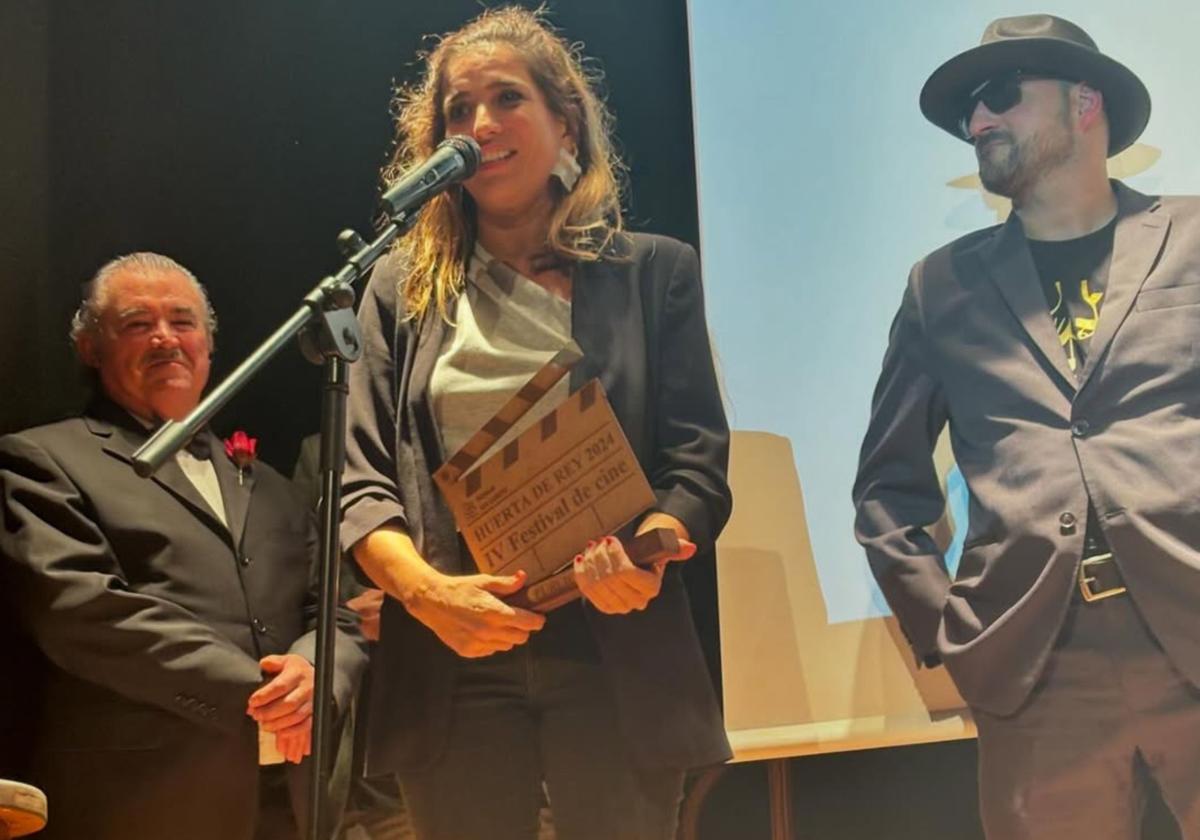 Lucía Jiménez recogiendo su premio en el festival 'Ponme un corto' de Huerta de Rey.