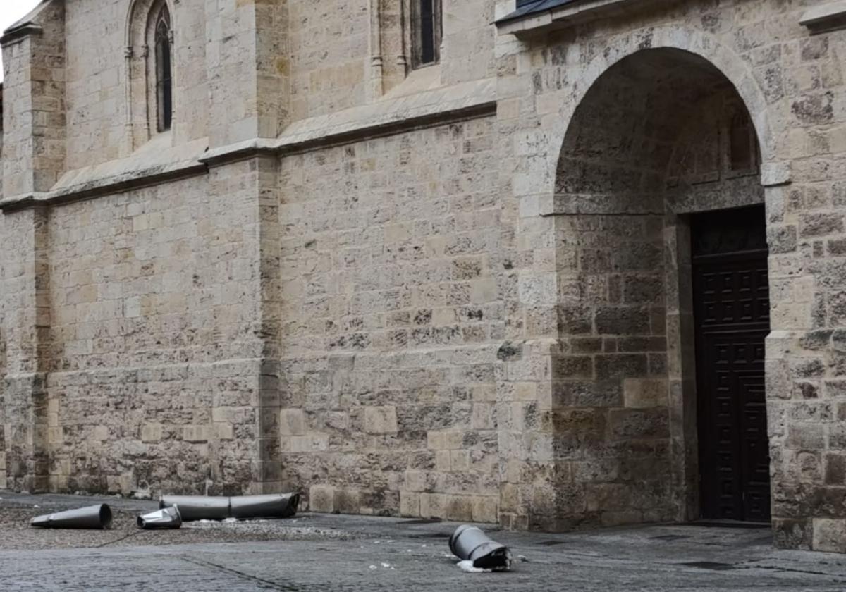 Restos de la chimenea de la iglesia en el suelo.