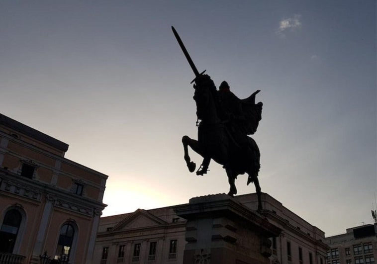 Estatua de El Cid ubicada en el centro de Burgos.