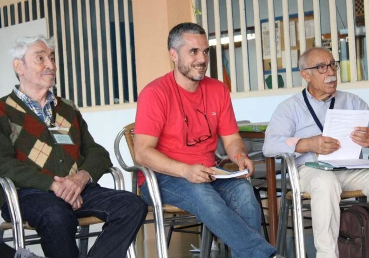 Miguel Gil (derecha) en un taller de LÓVA en la cárcel de Valdemoro.