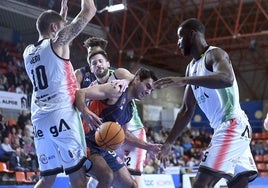 Lance del partido entre el Tizona y el Cantabria.