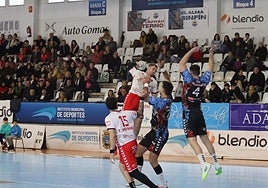 El jugador del UBU San Pablo Bm. Burgos Javi Domingo en un momento del partido