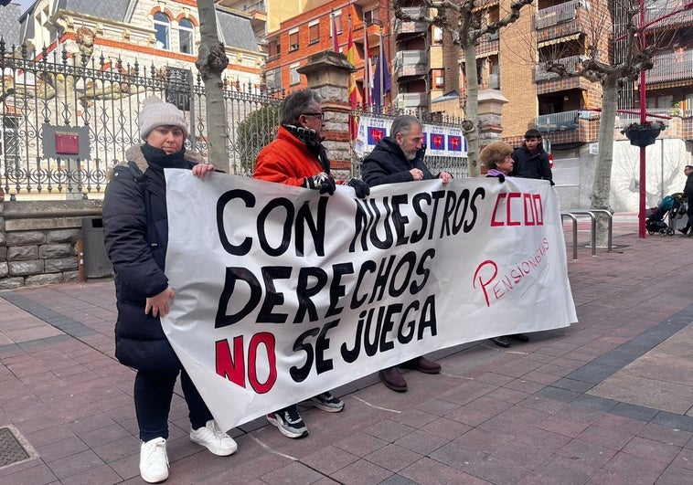 Decenas de pensionistas se han concentrado frente a la Junta de Castilla y León