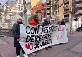 Decenas de pensionistas se han concentrado frente a la Junta de Castilla y León