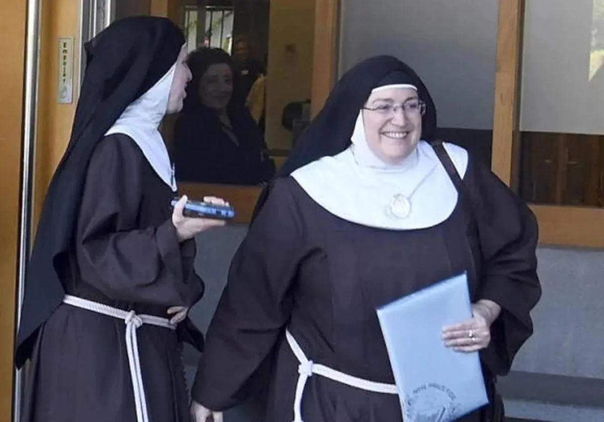 La exabadesa de Belorado y otra de las monjas cismáticas saliendo de los juzgados de Burgos.