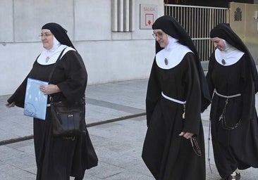 Tres de las monjas cismáticas de Belorado saliendo del juzgado de Burgos.