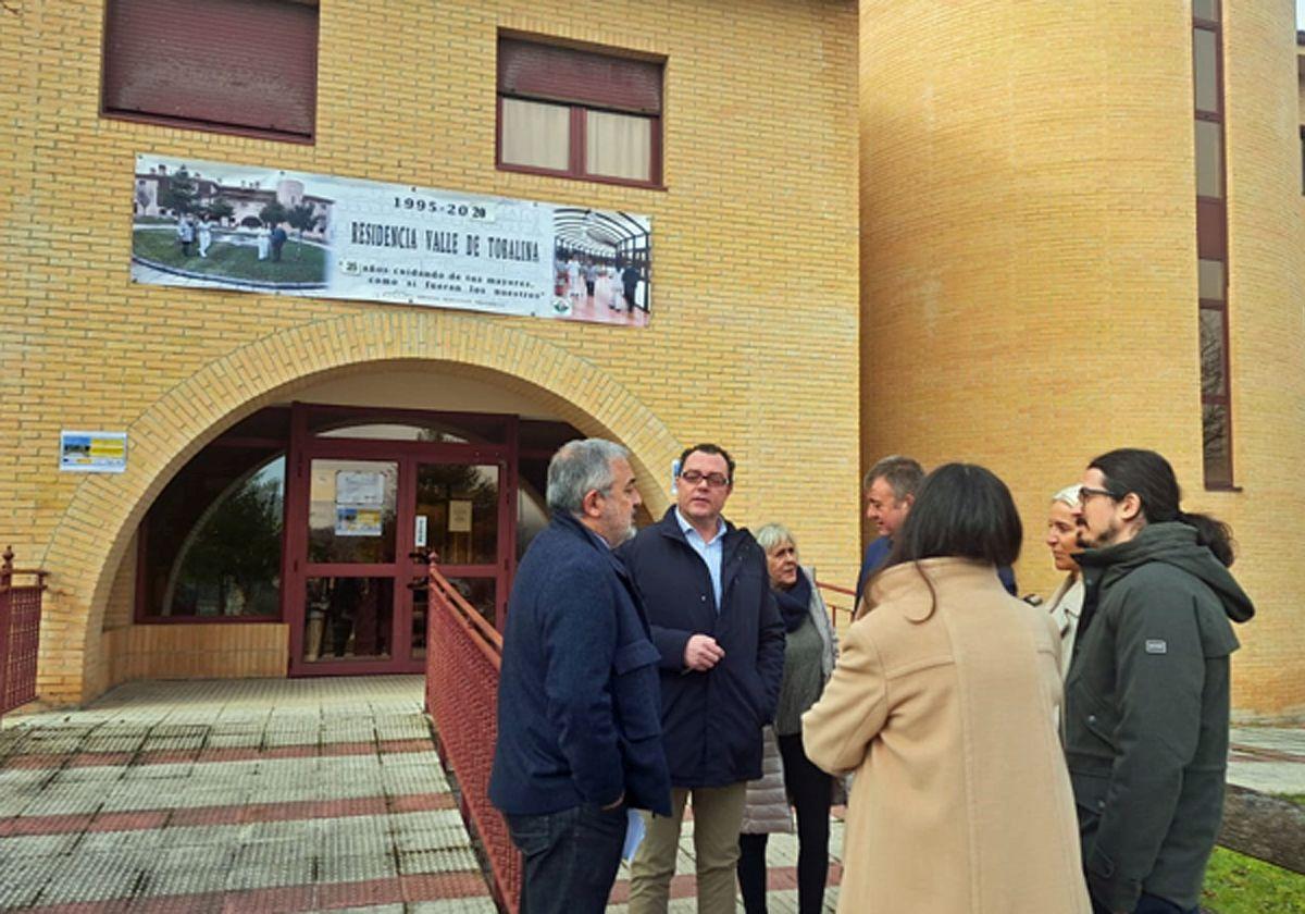 Visita del subdelegado del Gobierno en Burgos, Pedro de la Fuente, en su visita a la residencia del Valle de Tobalina.