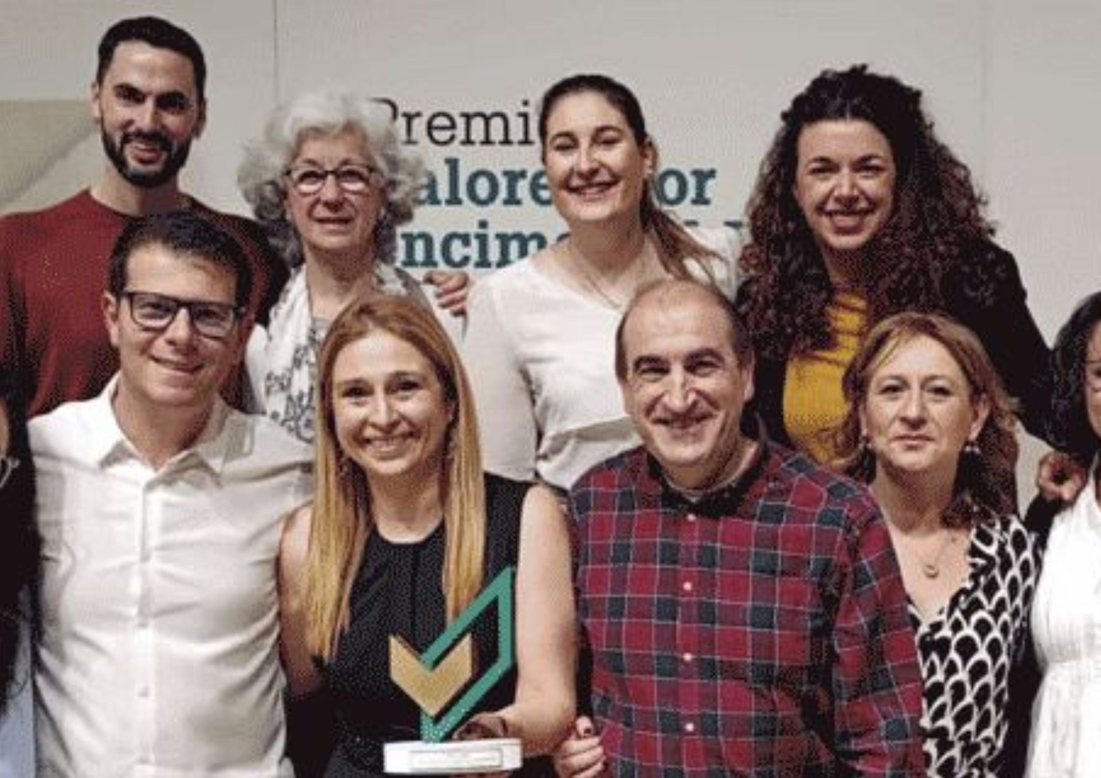 Miembros de ACCEM Burgos tras recibir un premio en la ciudad.