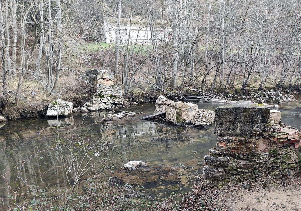 Estado de la pasarela sobre el río Ebro en el Valle de Sedano.