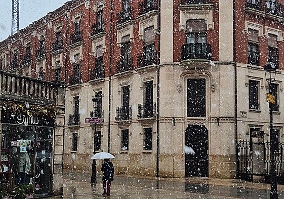 Copos de nieve en una céntrica calle de Burgos.