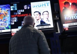 Entrada a un cine con los carteles de las películas de fondo.