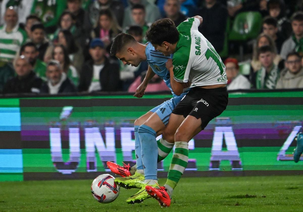 Imagen del anterior encuentro entre el Burgos CF y el Racing de Santander en El Sardinero.