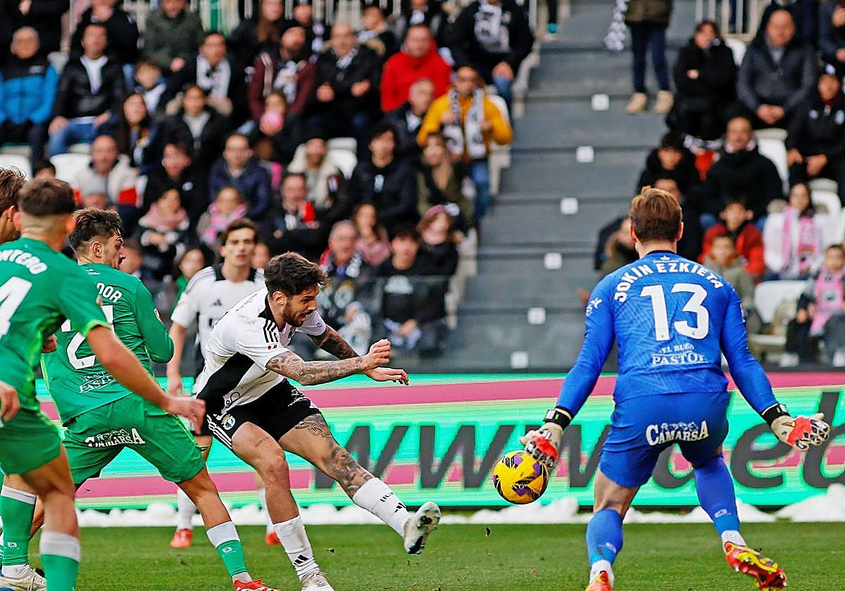 Encuentro entre el Burgos CF y el Racing de Santander en El Plantío.