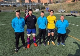 Los árbitros con los capitanes de ambos equipos.