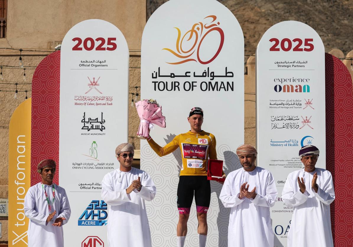 Rodrigo Álvarez, en el podio final del Tour de Omán.