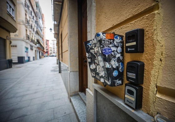 Imagen de un portal con cajetines para acceder a viviendas turísticas.