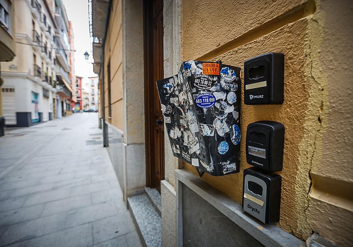 Imagen de un portal con cajetines para acceder a viviendas turísticas.