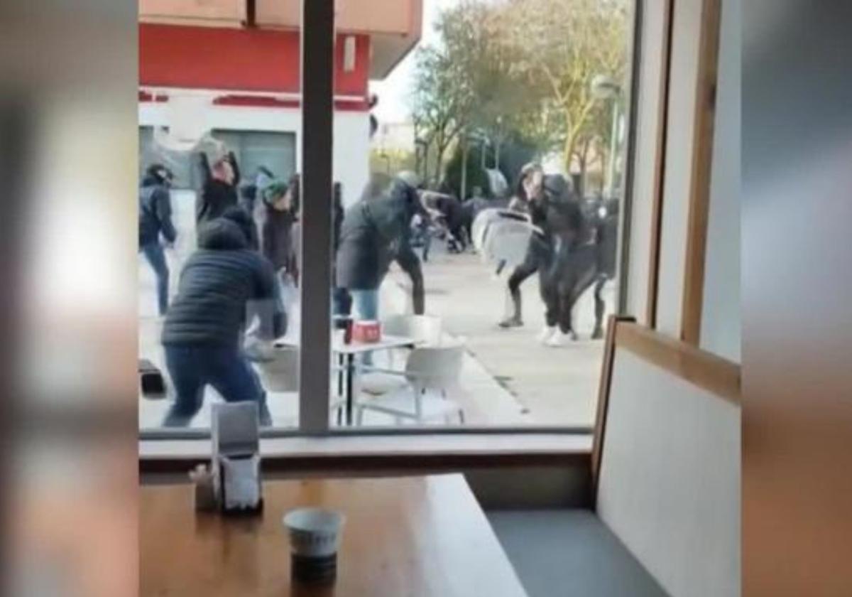 Imagen desde el interior de un bar de la pelea entre los hinchas del Burgos CF, Osasuna y Real Zaragoza.