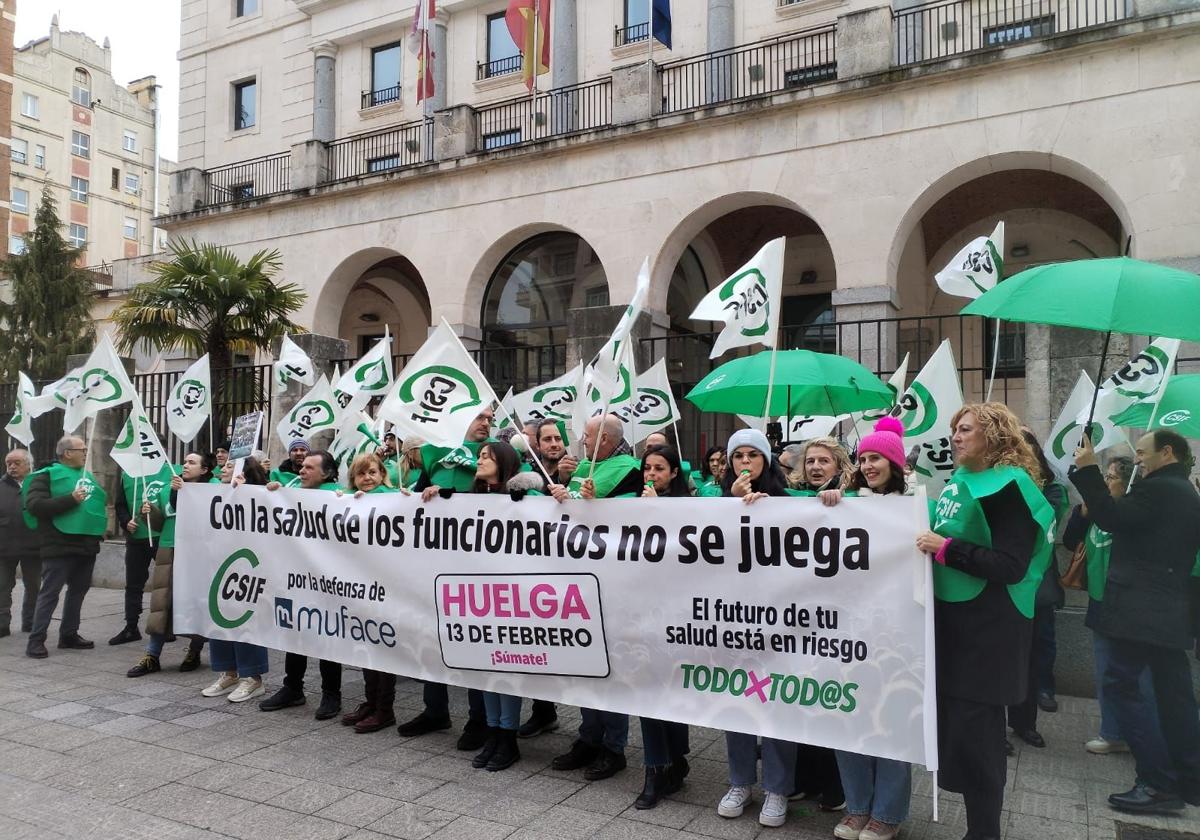 Concentración de funcionarios ante la Subdelegación del Gobierno en Burgos.