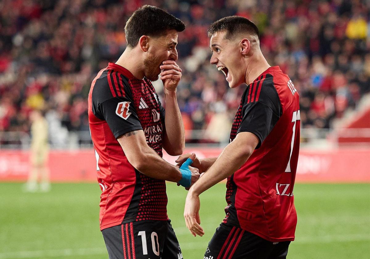 Alberto Reina y Urko Izeta, jugadores del CD Mirandes durante el encuentro frente al Racing Club de Ferrol