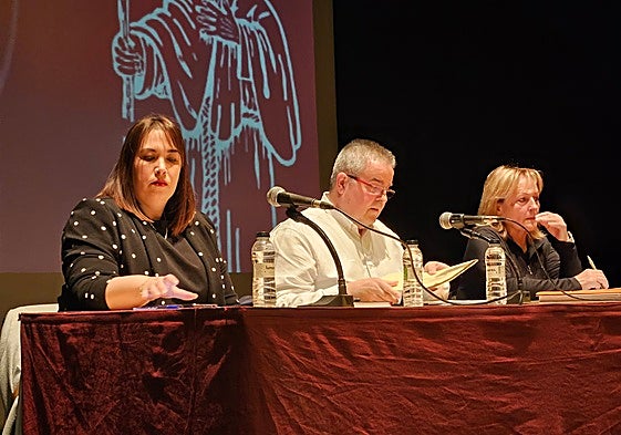 Carlos Calvo estuvo respaldado por Jennifer López, secretaria en funciones, y Mari Carmen Santirso, la tesorera