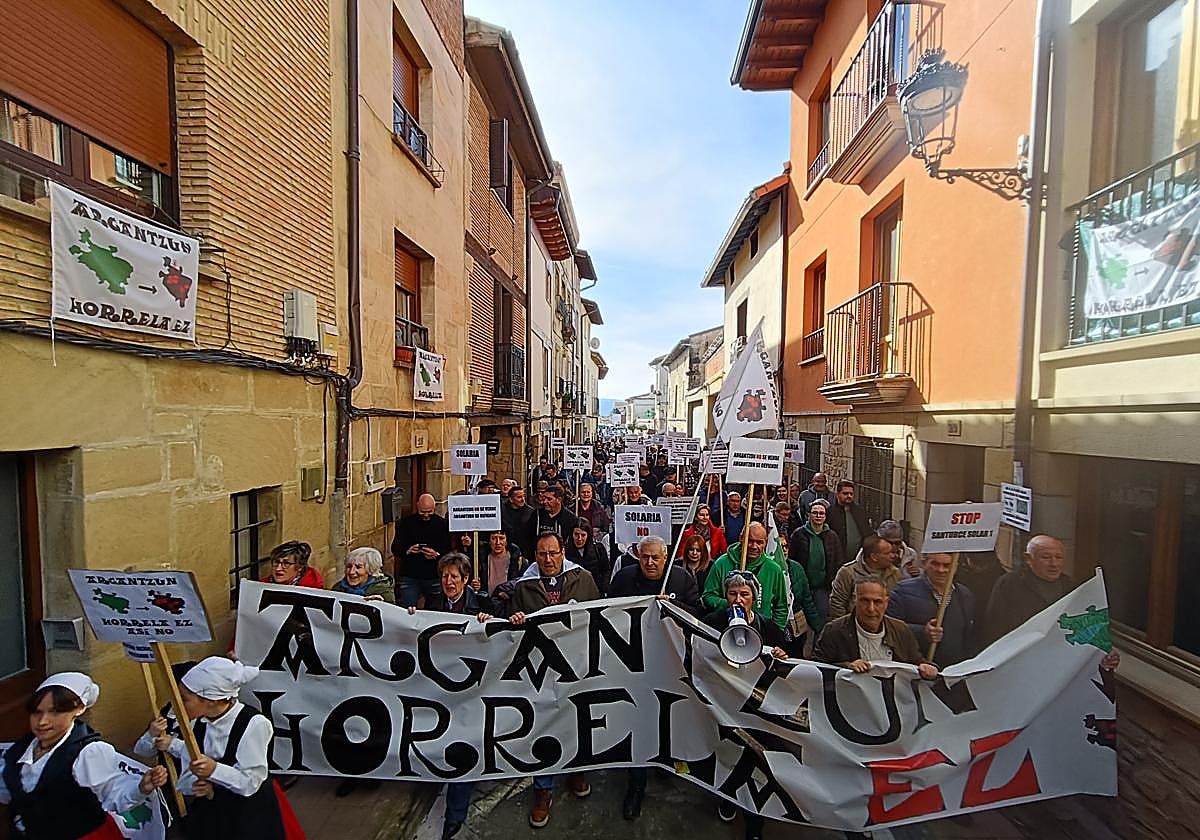Los vecinos de La Puebla de Arganzón han salido a protestar a las calles contra este proyecto solar.