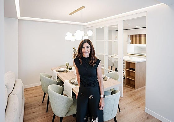 Eva Cuevas posa ante uno de sus diseños de cocina abierta.