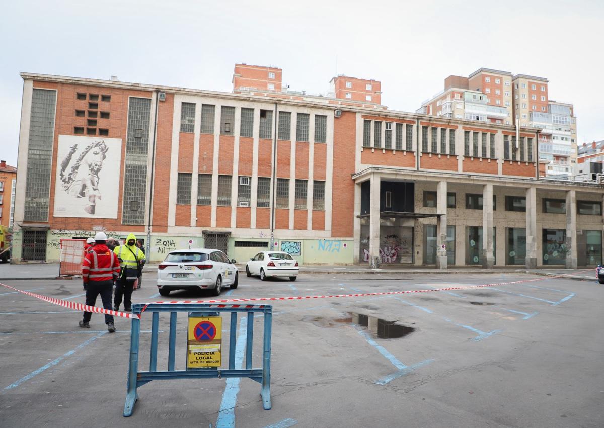 Imagen secundaria 1 - Hoy han comenzado los trabajos previos al derribo completo del edificio. 