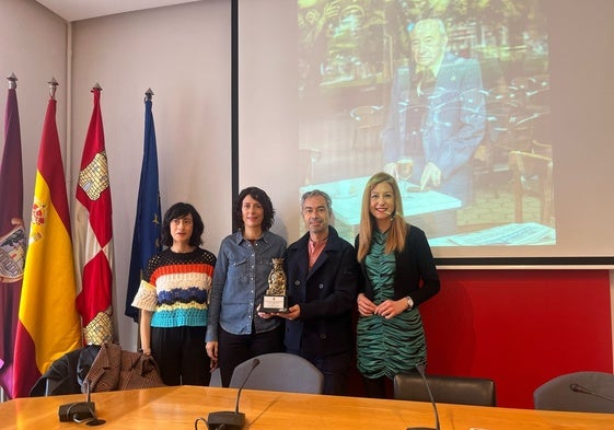 La Alcaldesa presidió un acto al que asistieron los hijos del artista
