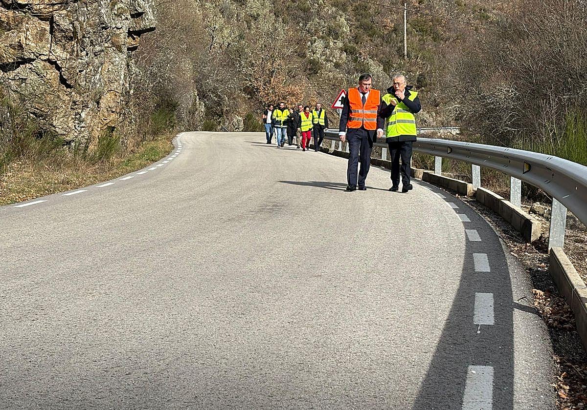 El director general de Carreteras e Infraestructuras, Jesús Puerta, en su visita a vía en la que se realiazar las obras.