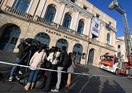 Bomberos colocan la pancarta del concierto de La M.O.D.A. en Sampedros.