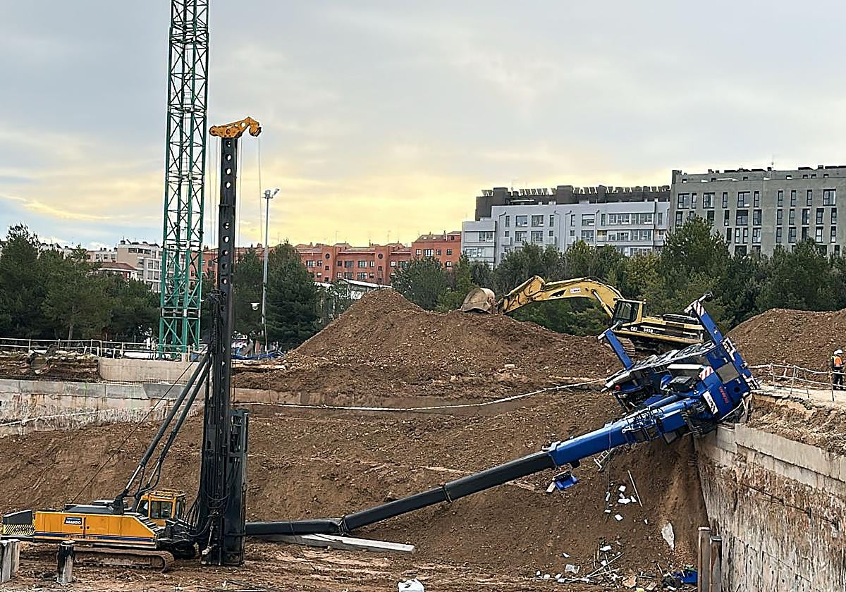 La grúa ha volcado mientras trabajaba en la parcela.