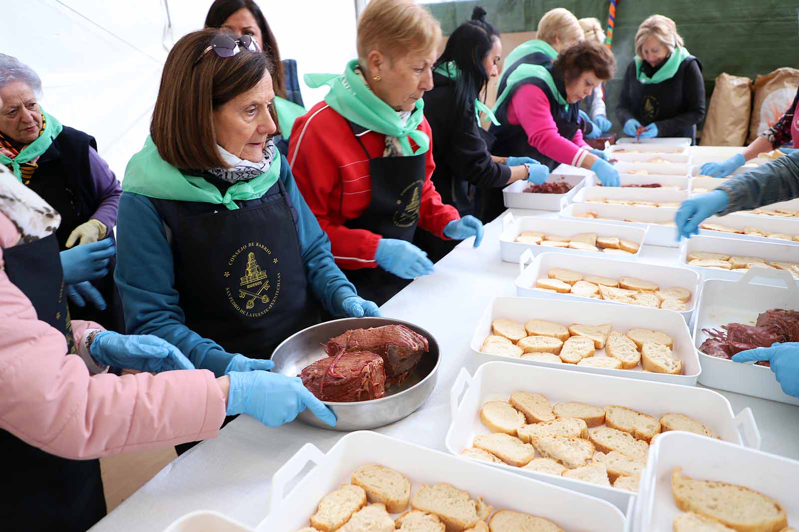 Así ha sido, en imágenes, el tracional reparto de cecina