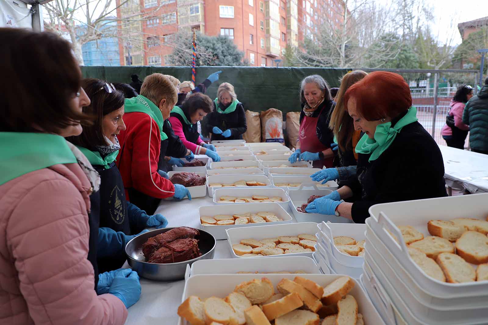 Así ha sido, en imágenes, el tracional reparto de cecina