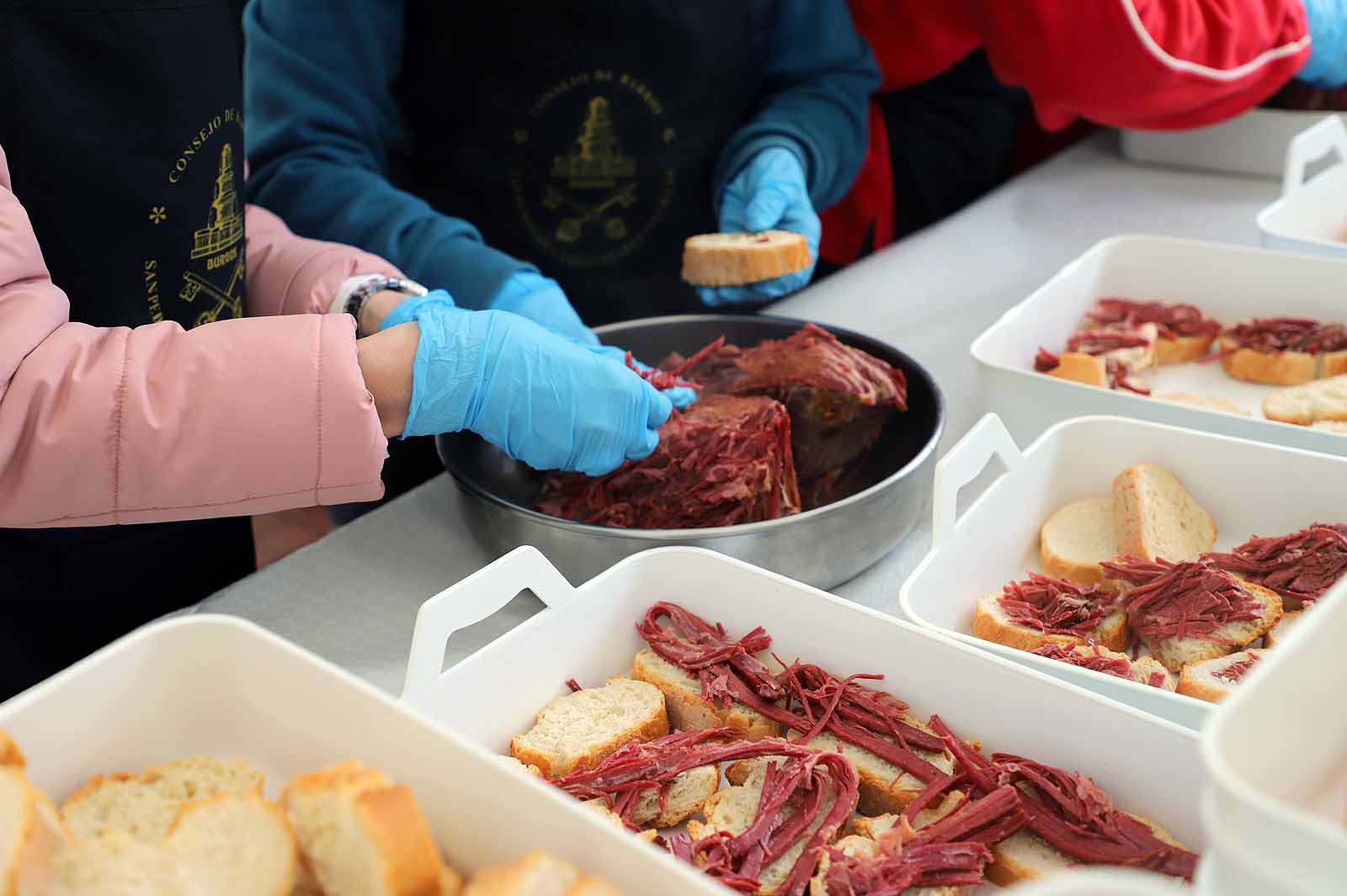 Así ha sido, en imágenes, el tracional reparto de cecina