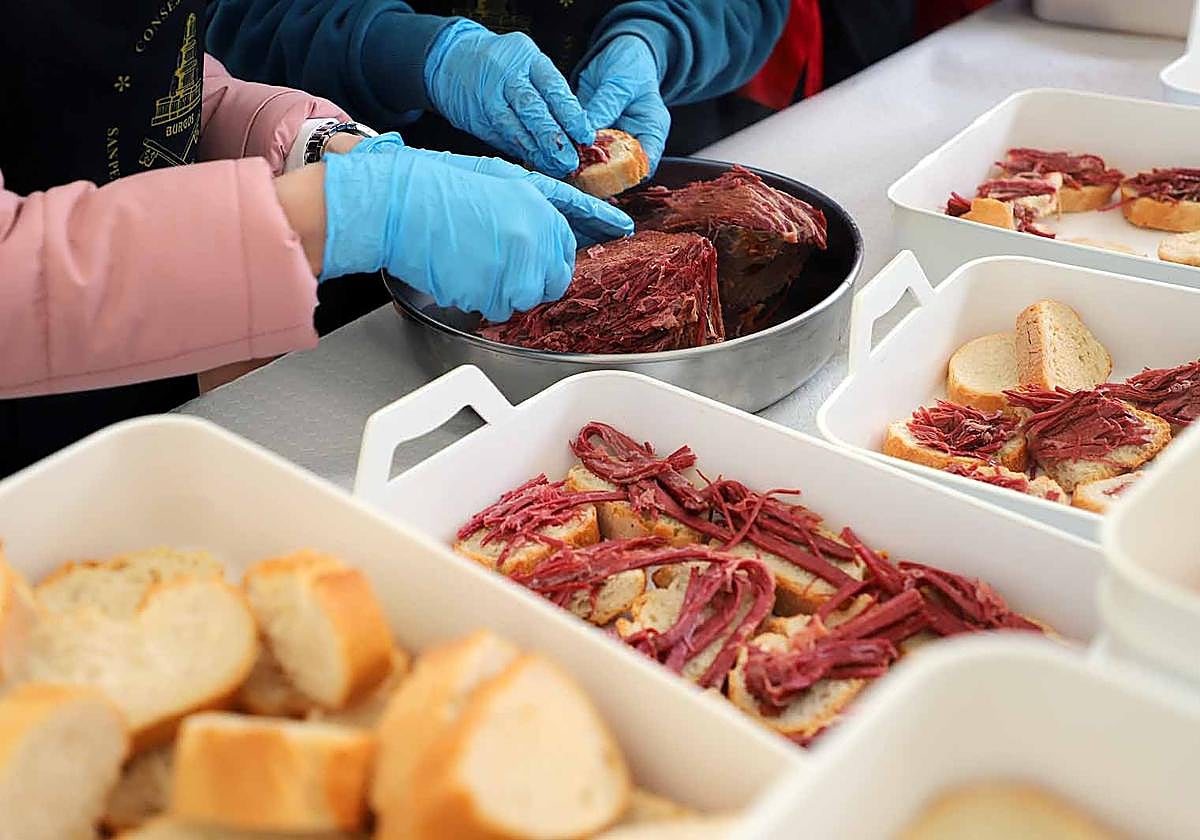 Así ha sido, en imágenes, el tracional reparto de cecina